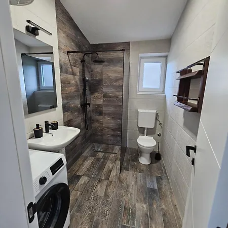1 Apartment *